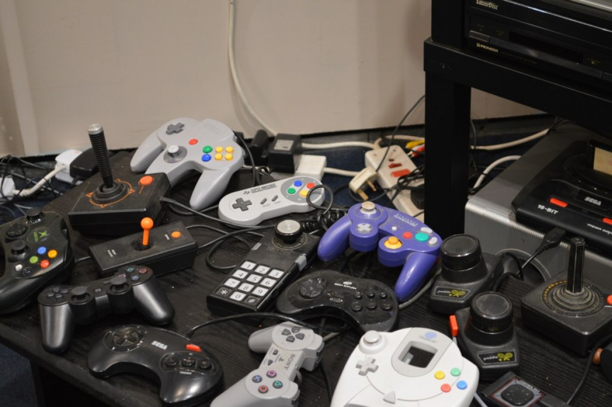 Emulators seem to now be allowed on the Apple App Store but with some caveats