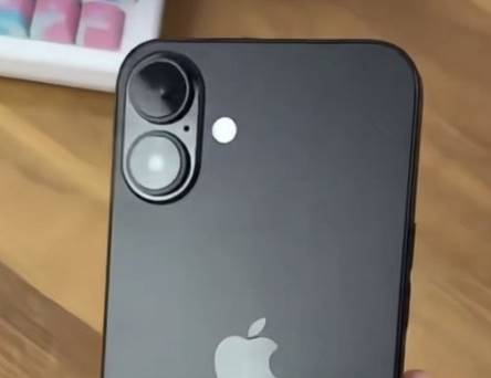 iPhone 16 pictured in the wild